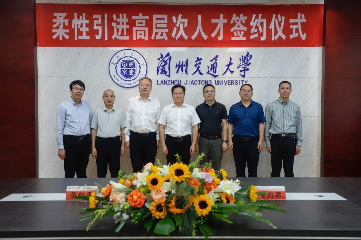 开云网页版登录入口柔性引进高层次人才签约仪式