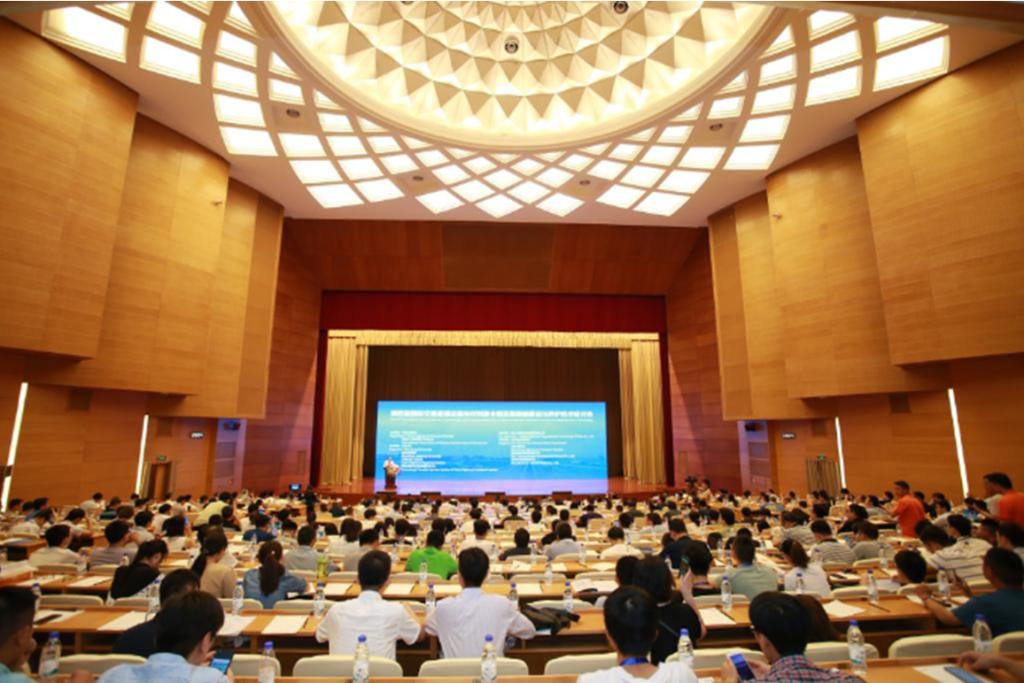 我校师生代表在第四届国际交通基础设施和材料暨全国沥青路面建设与养护技术研讨会上做主旨报告