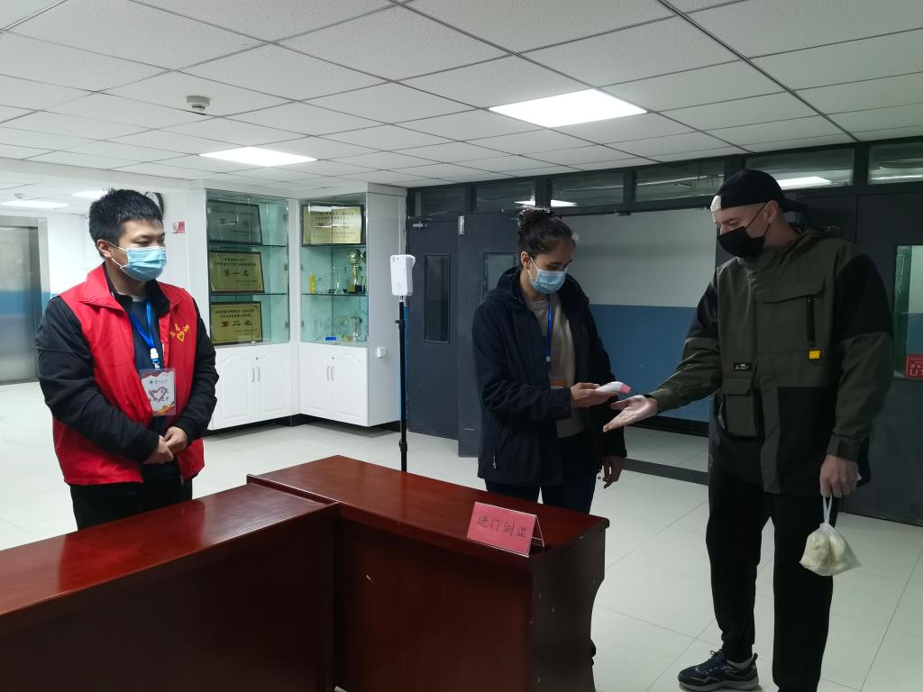 【抗疫故事】疫情防控一线有位“洋”老师
