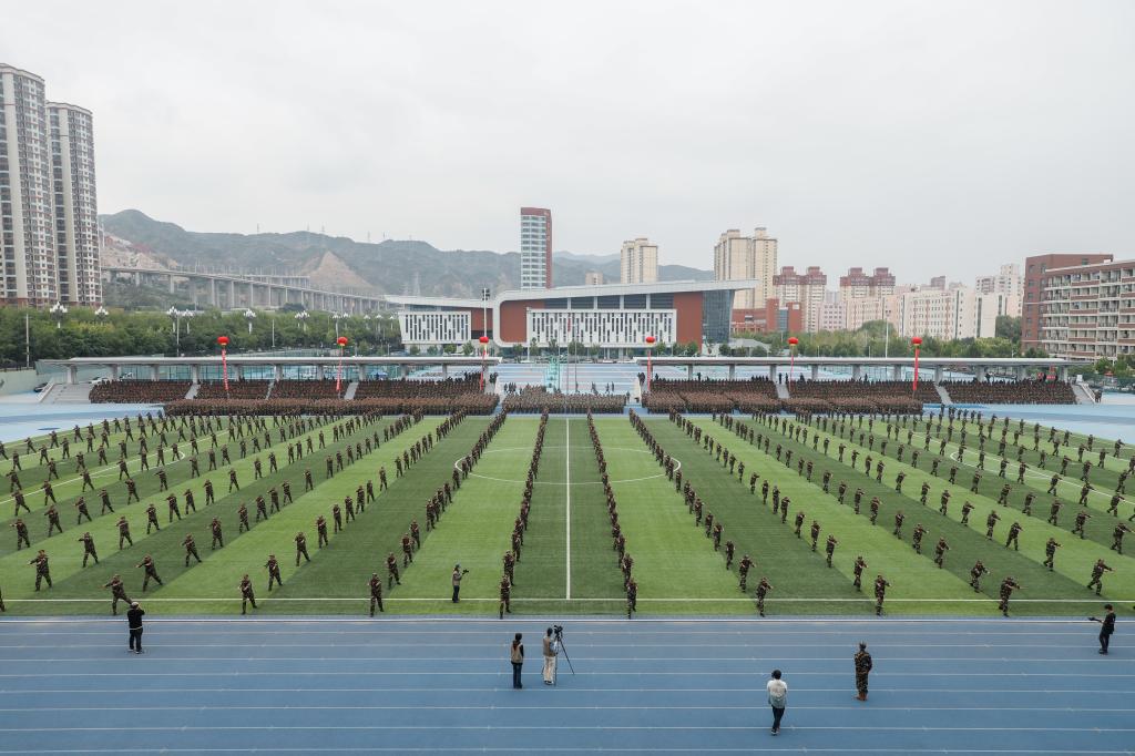 开云网页版登录入口2024级本科生军训汇报表演暨总结表彰大会