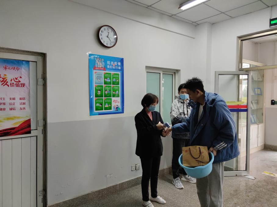 【抗疫故事】疫情里的温暖守候——公寓管理员田利、保洁员党保成的战疫纪实