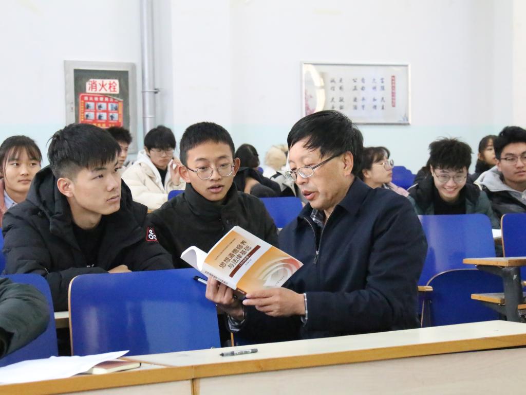 校党委书记杨子江深入思政课堂听课