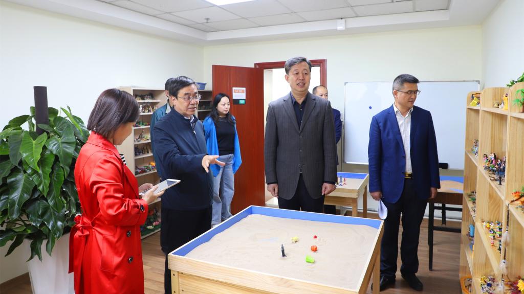 校领导视察大学生心理健康教育服务中心