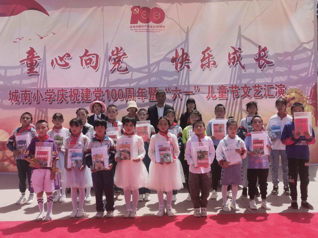 我校开展“一书一信伴成长，红色经典共传承”为留守儿童送关爱活动