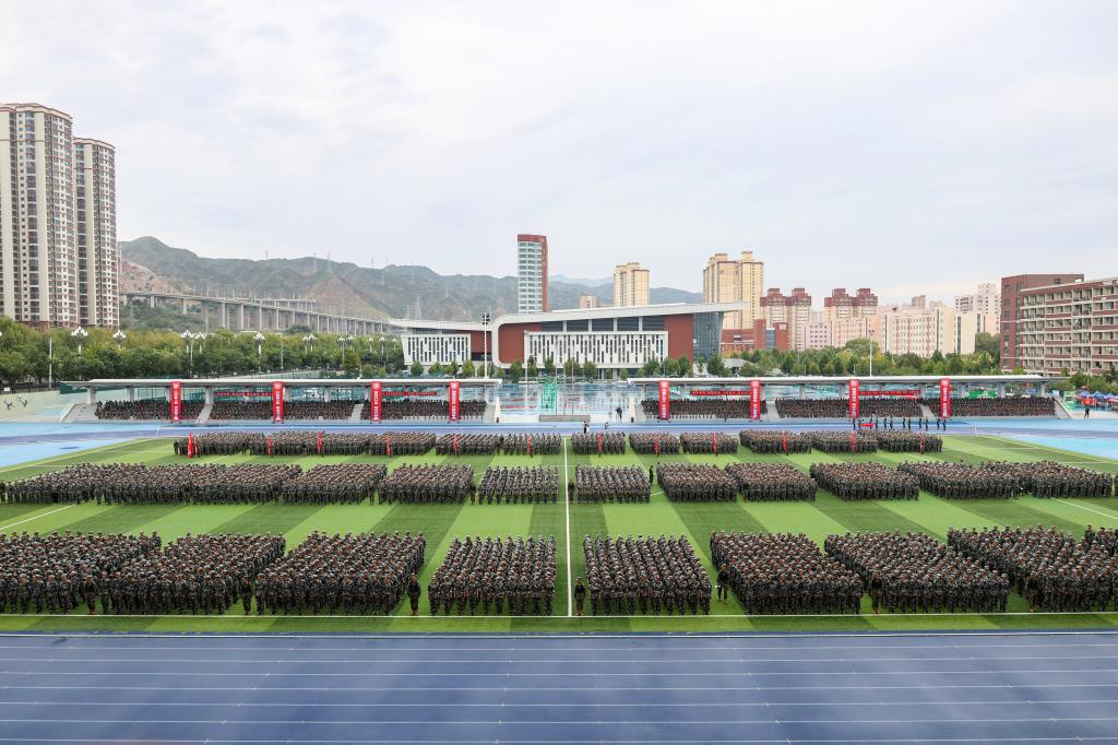 开云网页版登录入口2026级新生军训结训会操暨总结表彰大会