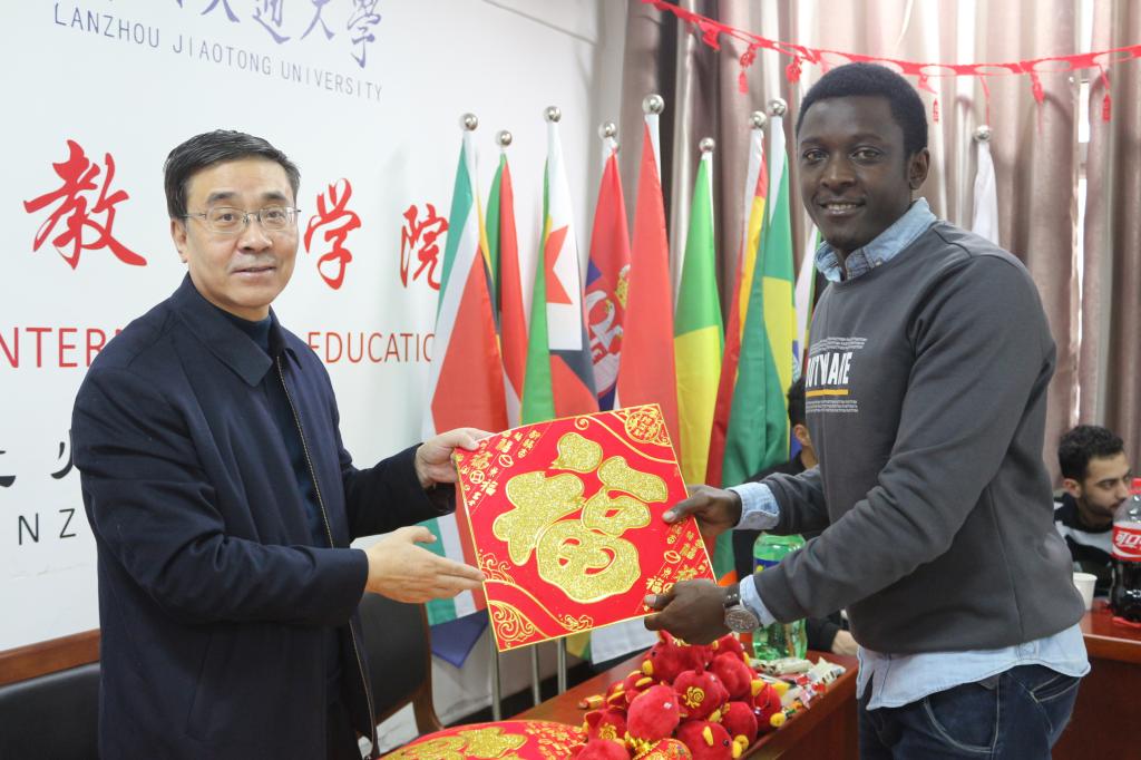 校长李引珍与国际学生共度中国农历小年