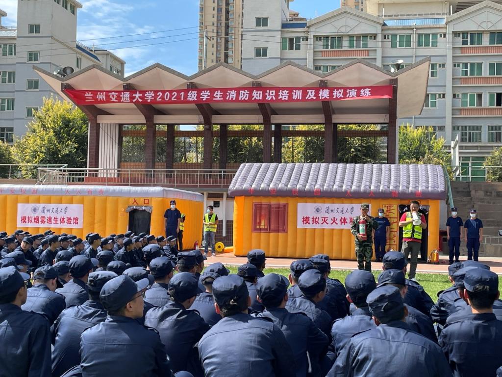 普及消防知识 强化安全意识——我校开展新生消防演练