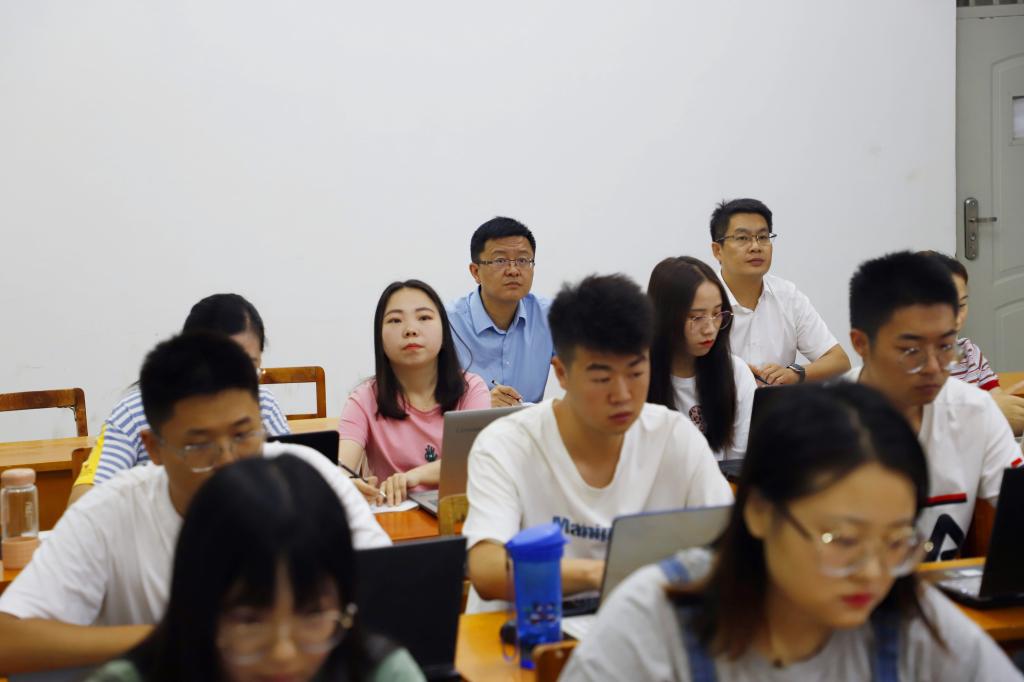 副校长贡力深入思政课堂听课
