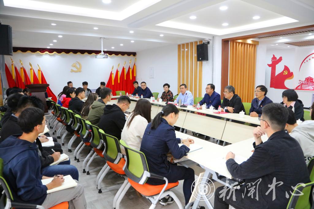 【主题教育】李引珍校长与学生党员共话初心