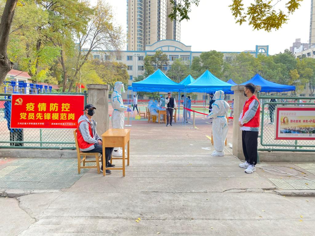 助力疫情防控 打造平安校园：铁道技术学院学生党员志愿者在行动