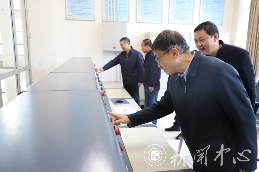 李引珍校长检查学校今冬供暖工作