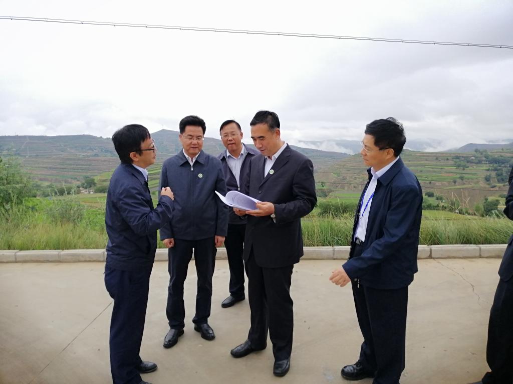 国家卫健委副主任李斌视察我校陇西黄芪绿色标准规范化种植示范基地