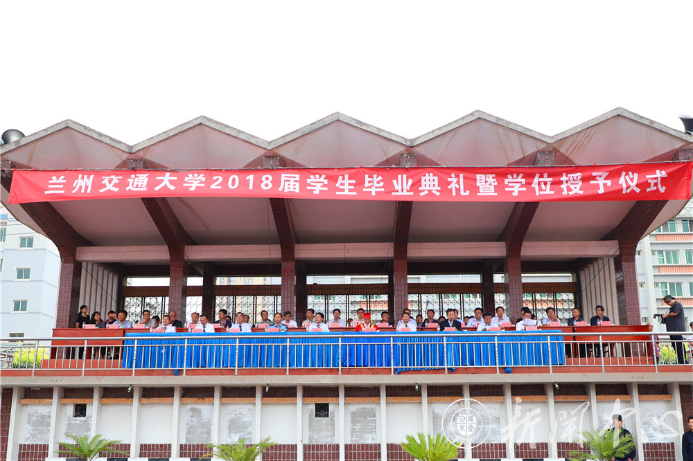 学校隆重举行2018届学生毕业典礼暨学位授予仪式